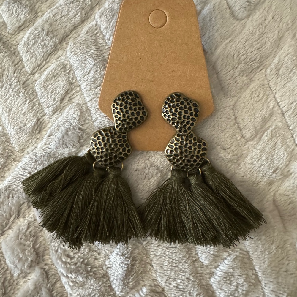 Tassel earrings green and brass